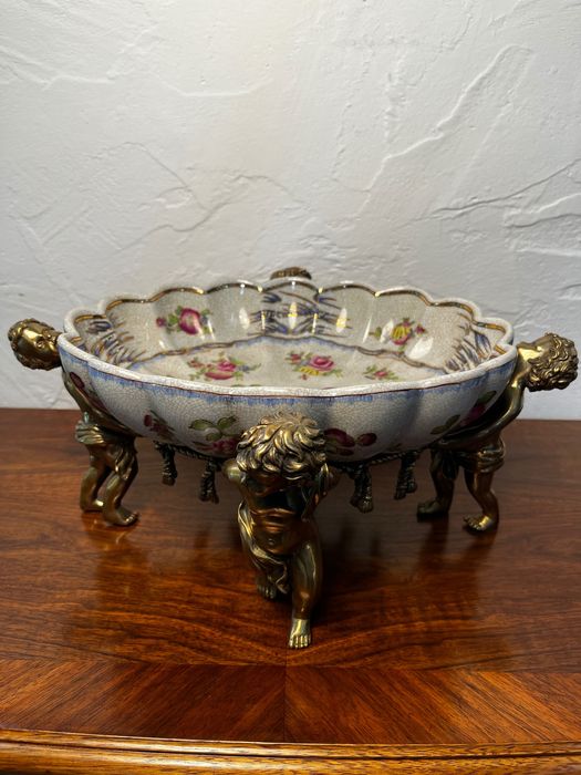 Porcelanowa patera z aniołkami. Figurki z brązu. Sygnowana, malowana