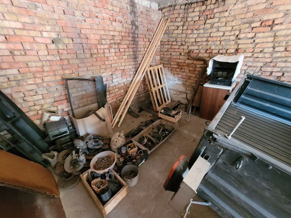 Между центрально-городским рынком и Дзержинкой продам гараж