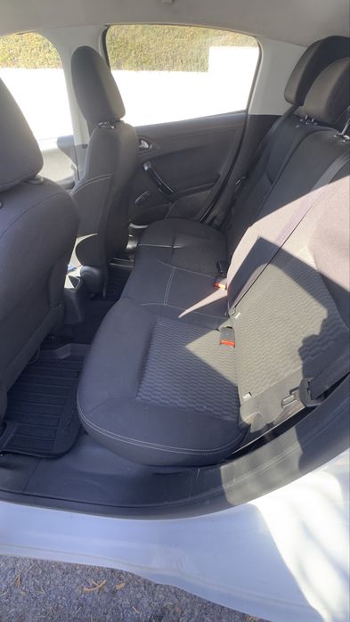 Vende-se Peugeot 208, motor 1.4 HDi (gasóleo), ano 2014, com cerca de 169.357 km.