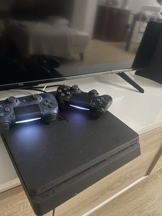 PS4 Slim + 2 Controles Originais – Excelente Estado