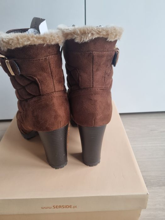 Botas castanhas de salto alto