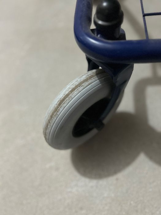 Andarilho de alumínio e 4 rodas