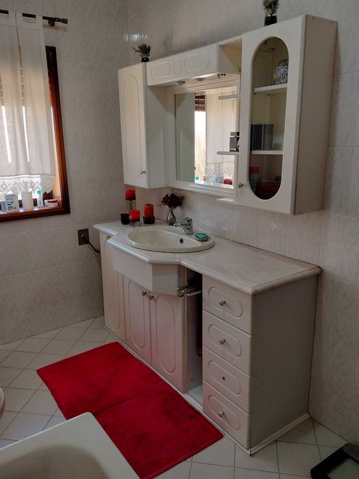 Lavatório e móvel de casa de banho usado