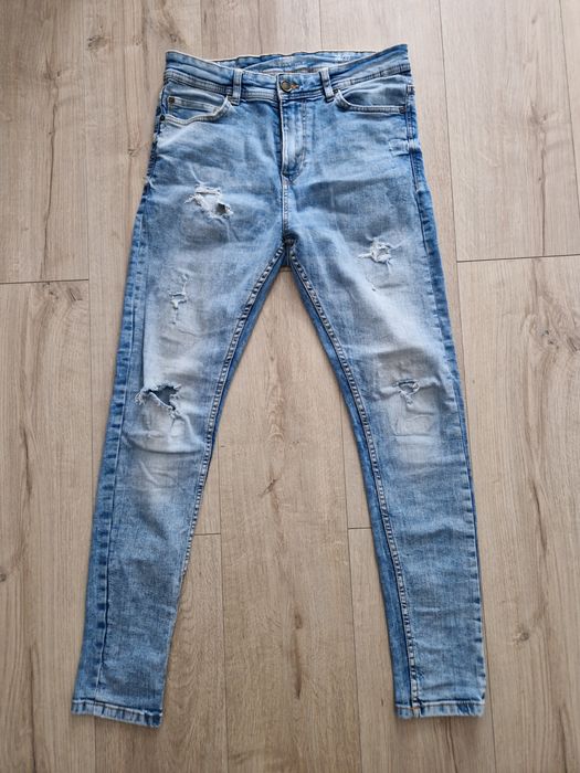 Męskie jeansy z przetarciami