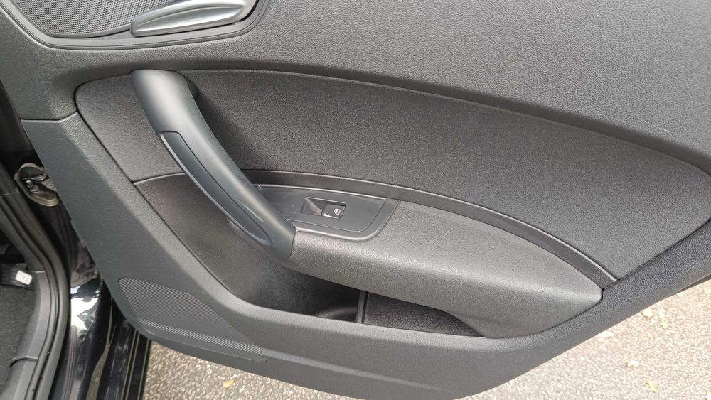 A1 sportback, carro em bom estado de conservação, conduzido por não fumador, conduzido maioritariamente em auto-estrada.