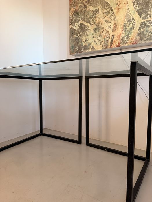 Mesa de vidro com dois pés