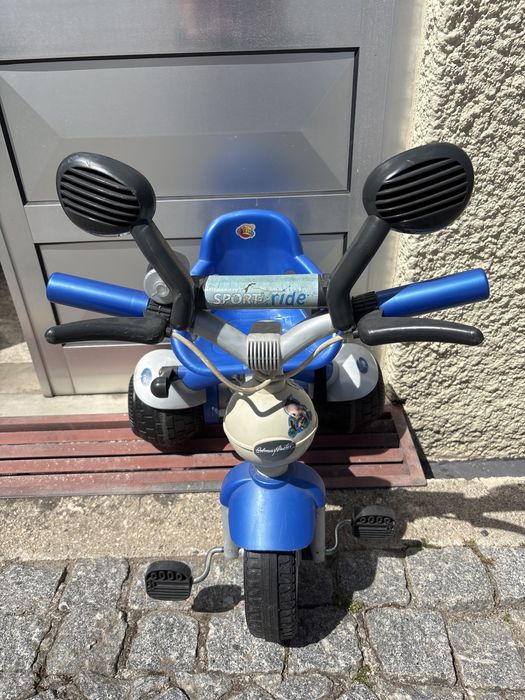 Triciclo com pedais