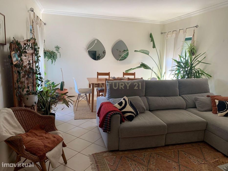 Apartamento T2 para Arrendamento em Quarteira | 1.450 €/mês | A 5 Minu