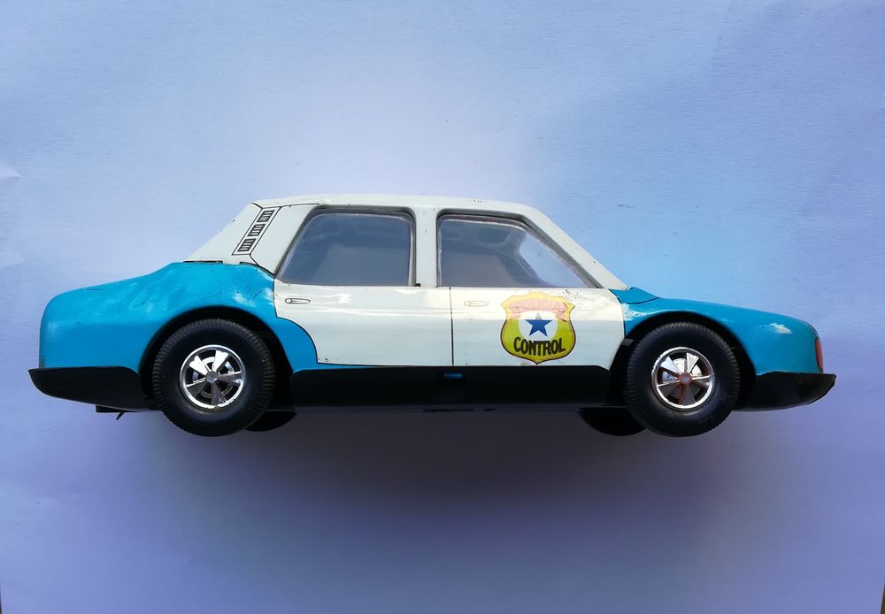 Carro de polícia, em metal / folha