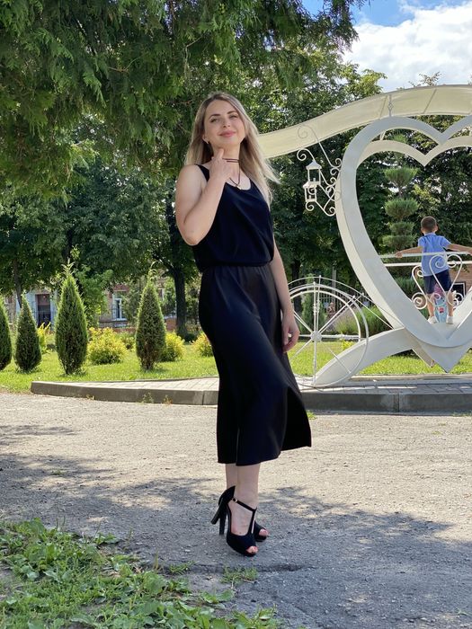 Чорна атласна спідниця міді