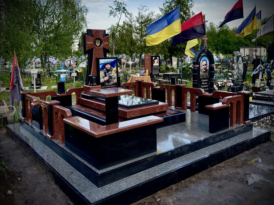 Памʼятники полеглим Героям. (Будь якої складності)