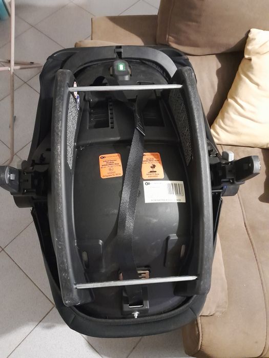 Cadeira de transporte no carro de criança
