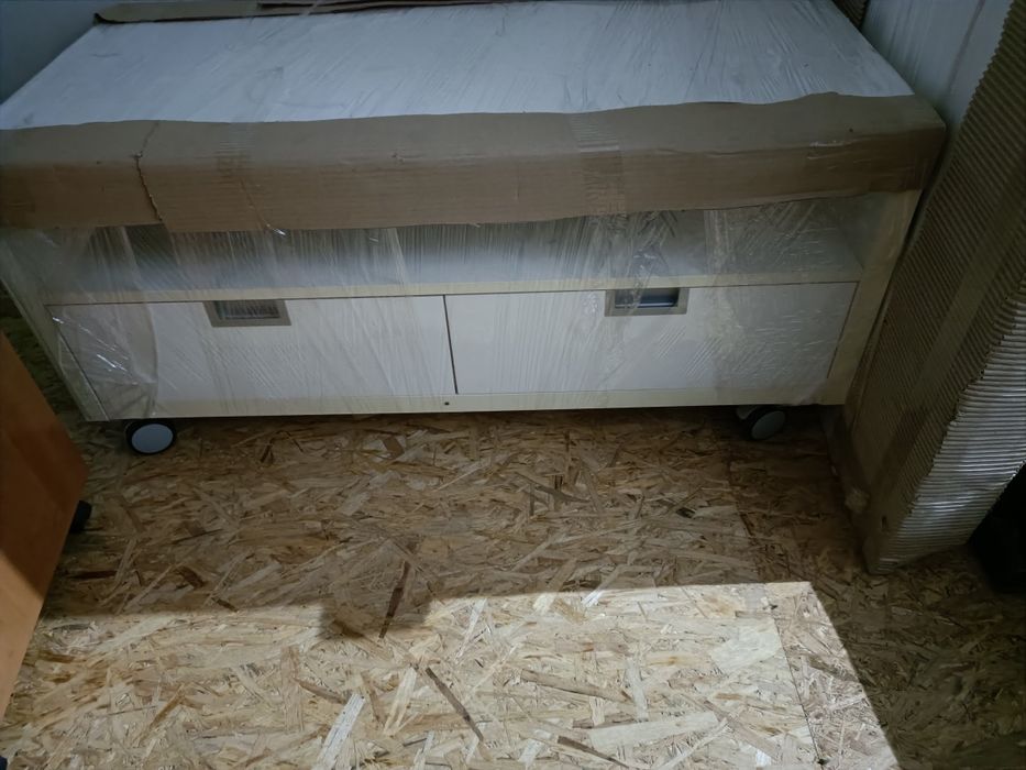 Móvel Ikea com rodas e duas gavetas em bom estado. Para desocupar.