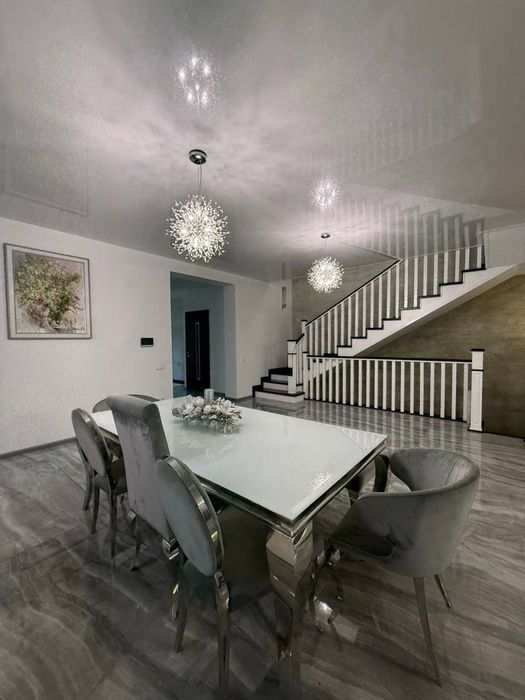 Продаж будинку з басейном та видом