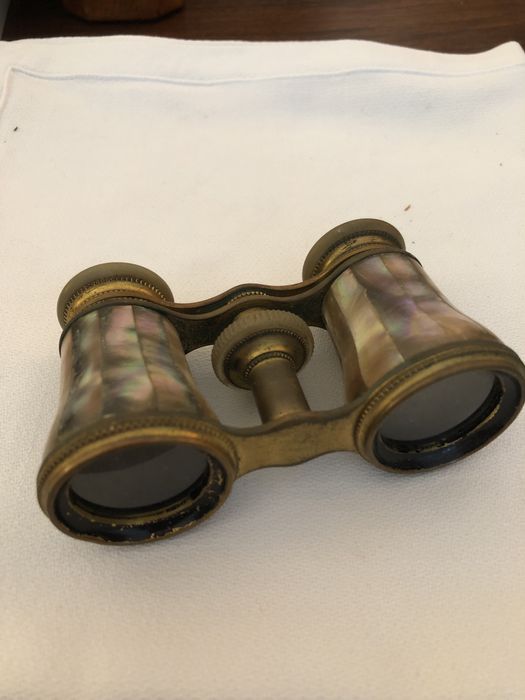 Binóculos de teatro antigos revestidos a madrepérola