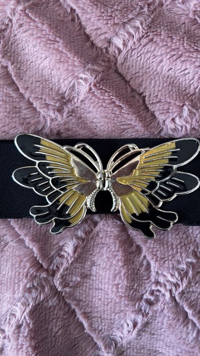 Cinto preto com detalhe de borboleta dourada
