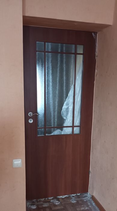 Двери в комнату, в зал, в ванную, в туалет