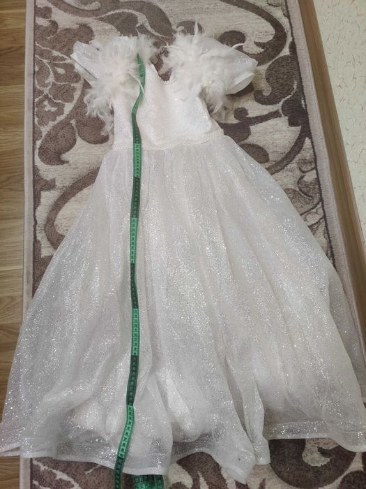 Випускне плаття з пір'їнами