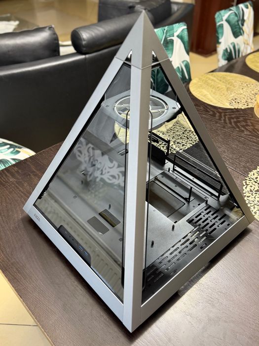 Unikatowa obudowa komputerowa Pyramid Azza 804 ATX