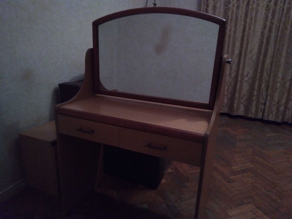 Cтол с зеркалом и двумя ящиками