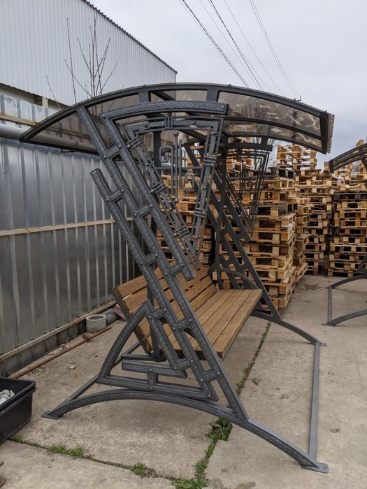 Гойдалка садова. Гойдалка кована. Качеля дитячий майданчик