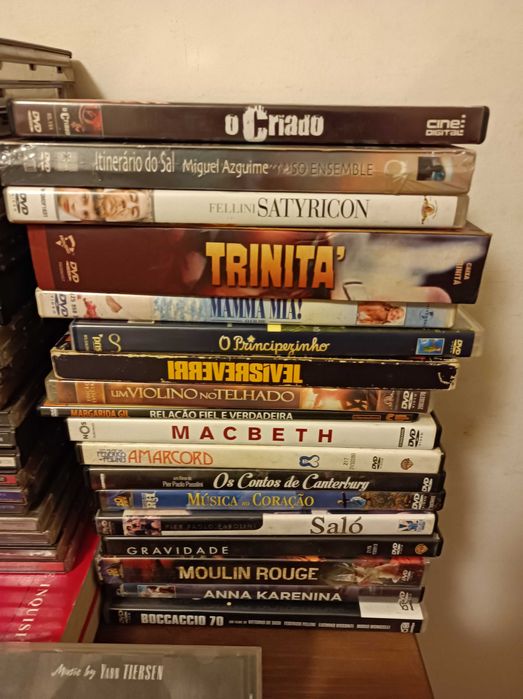 Vários CDs e DVDs