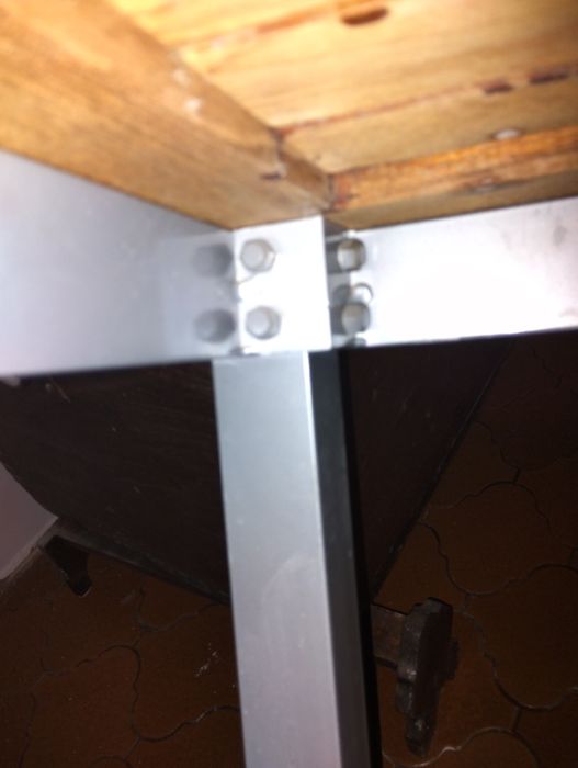 Mesa em madeira e estrutura de metal desmontavel