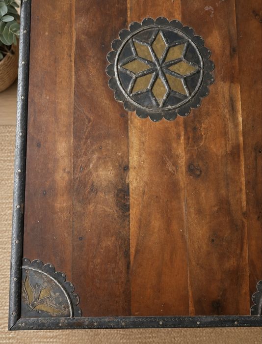 Mesa em madeira maciça com decoração artesanal em lata