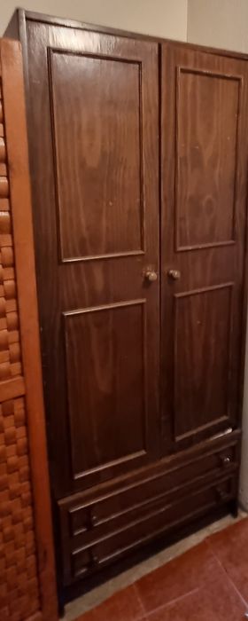 Roupeiro Antigo em Madeira Maciça (Centenário)