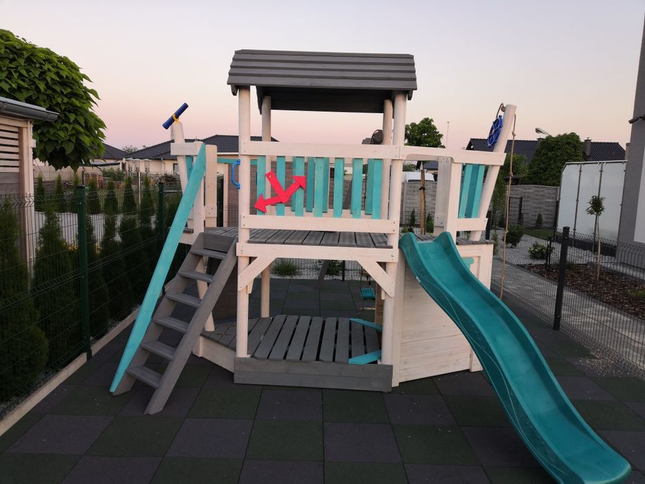 Plac zabaw zjeżdżalnia huśtawka piaskownica ścianka wspinaczkowa lina