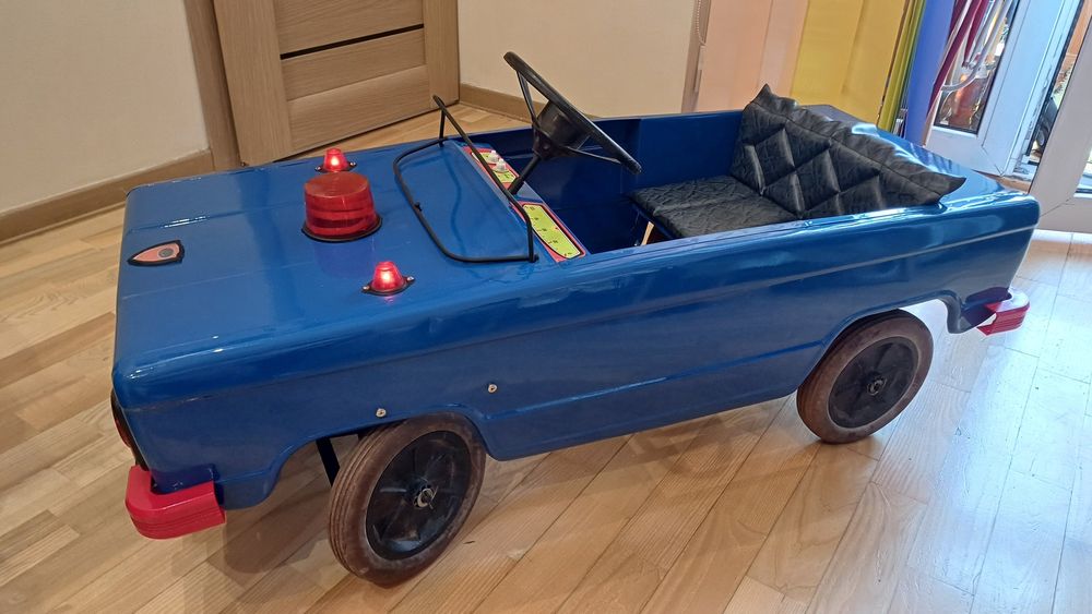 Продається педальна дитяча машина.