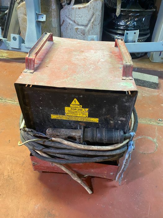 Сварочный аппарат ММА 250А в рабочем состоянии электро дуговой сварки