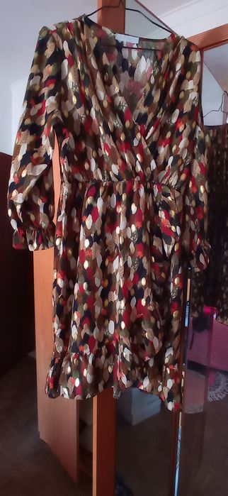 Vendo vestido curto em tons de outono