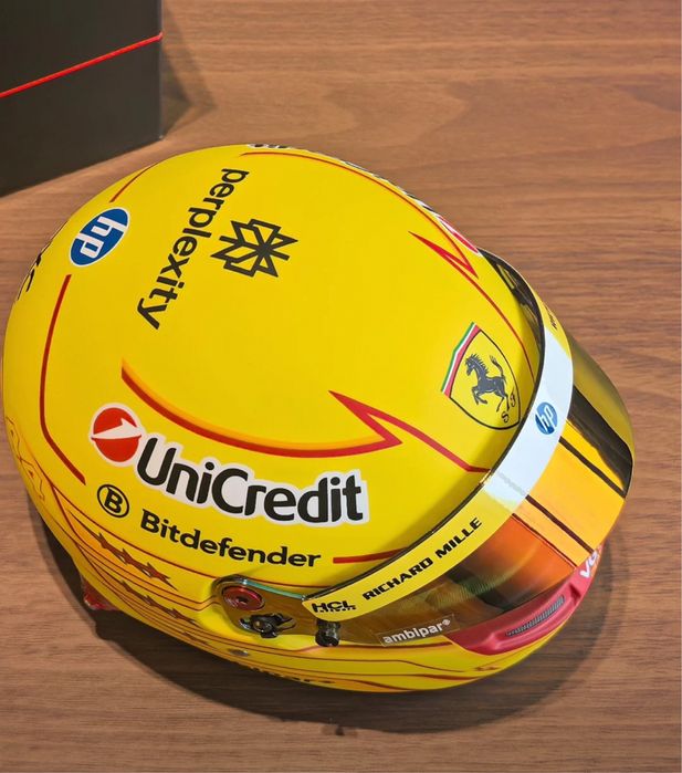 Capacete F1 Lewis Hamilton 2025, tamanho 1:5 para expositor
