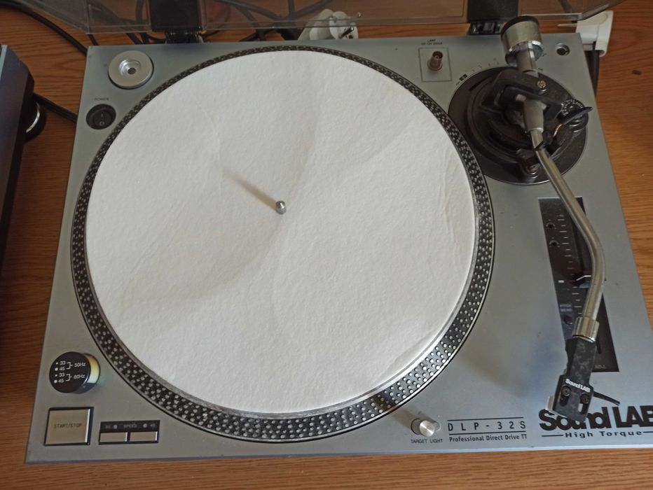 Material dj , gira discos e mesa de mistura
