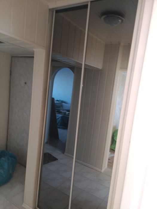 Drzwi przesuwne z lustrem i kompletem prowadnic oraz półkami