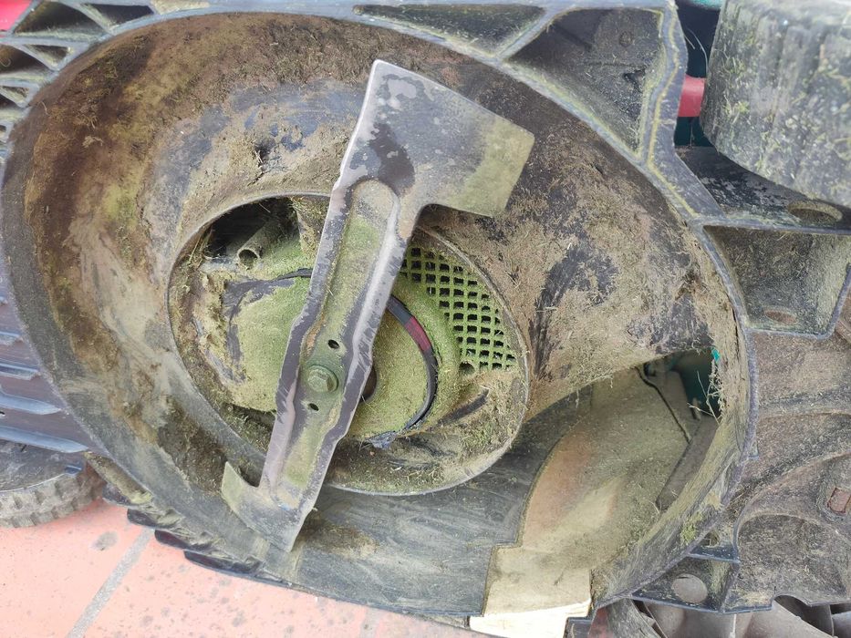 Máquina Cortar Relva Bosch - Avariada