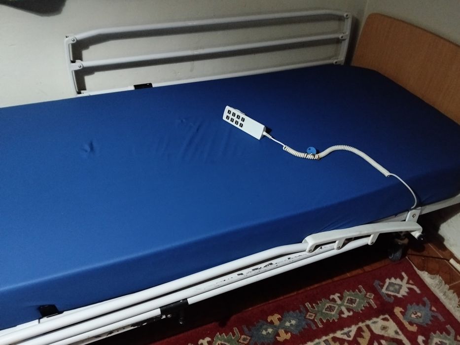 Cama articulada e elevatória com grades