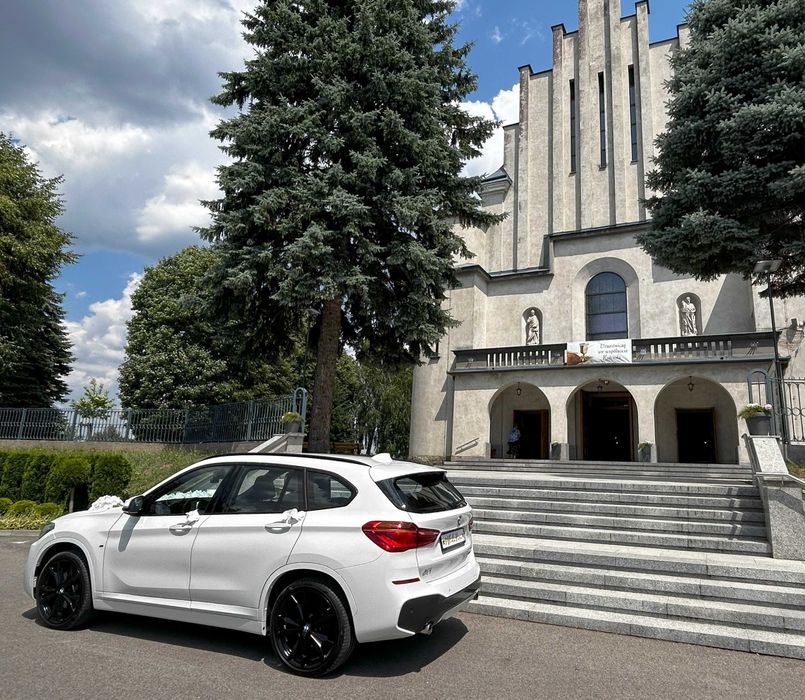 Auto do ślubu białe BMW na uroczystość wesele