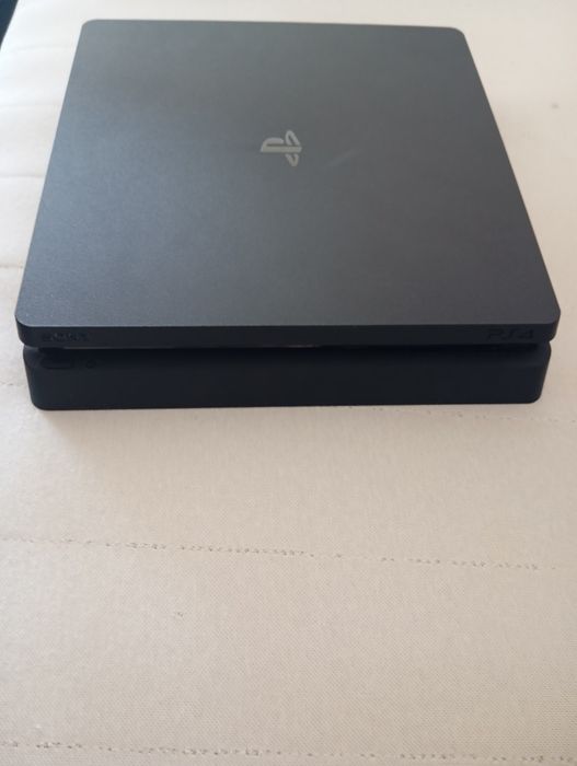 PS4 Slim 500gb, 5 jogos incluídos no preço. Cabos incluídos.PREÇO NEGOCIÁVEL. Excelente estado