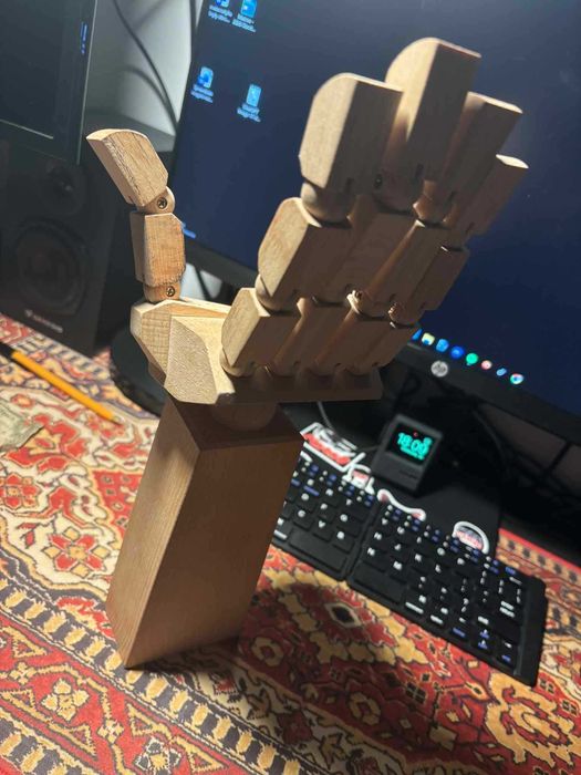 Stojak drewniany na akcesoria ( dłoń )