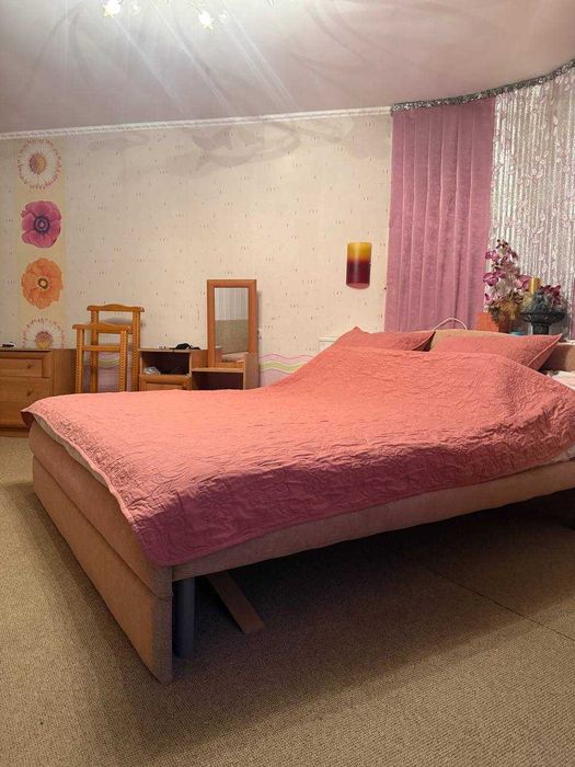 Продаж просторого будинку з ремонтом, автономією та гаражем у будівлі!