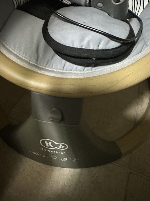 Baloiço bebé rotativo recarregável com música Kinderkraft