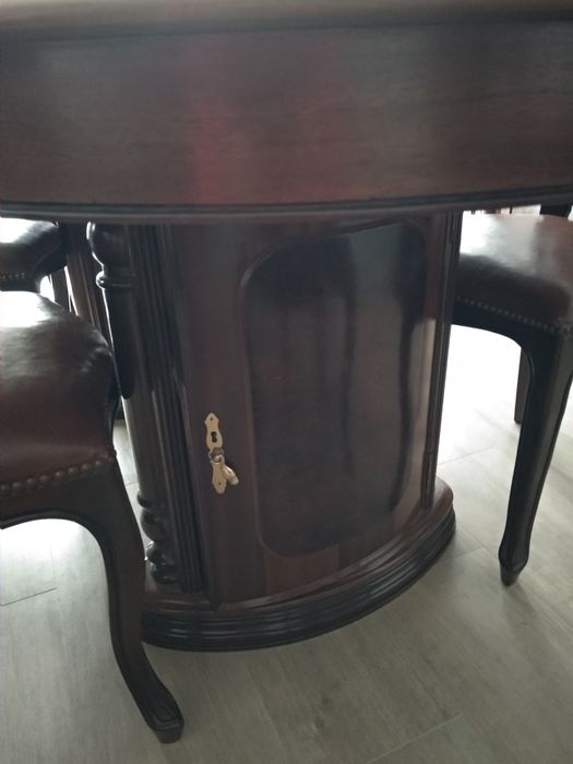 Mesa de sala extensível em madeira maciça com cadeiras em pele