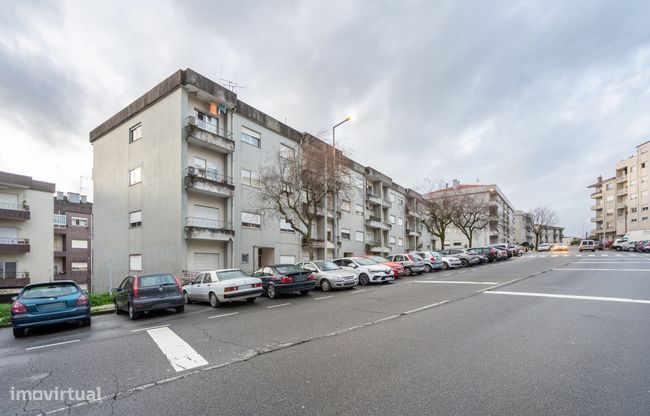 Apartamento T2 renovado, situado na freguesia de Real