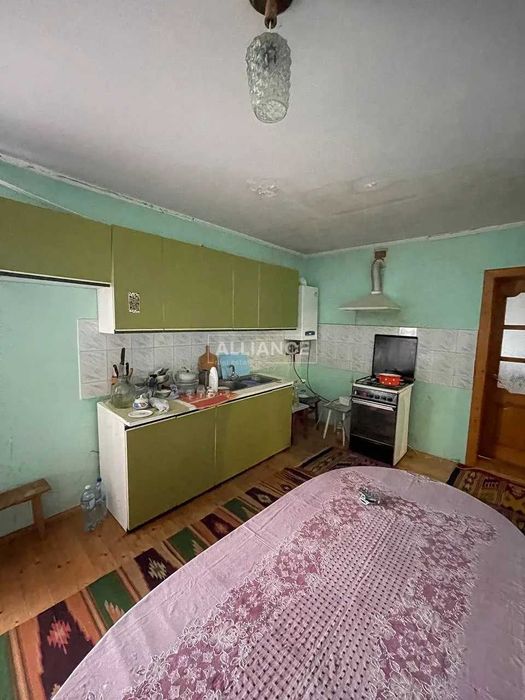 Добротний будинок з усіма комунікаціями в передмісті!