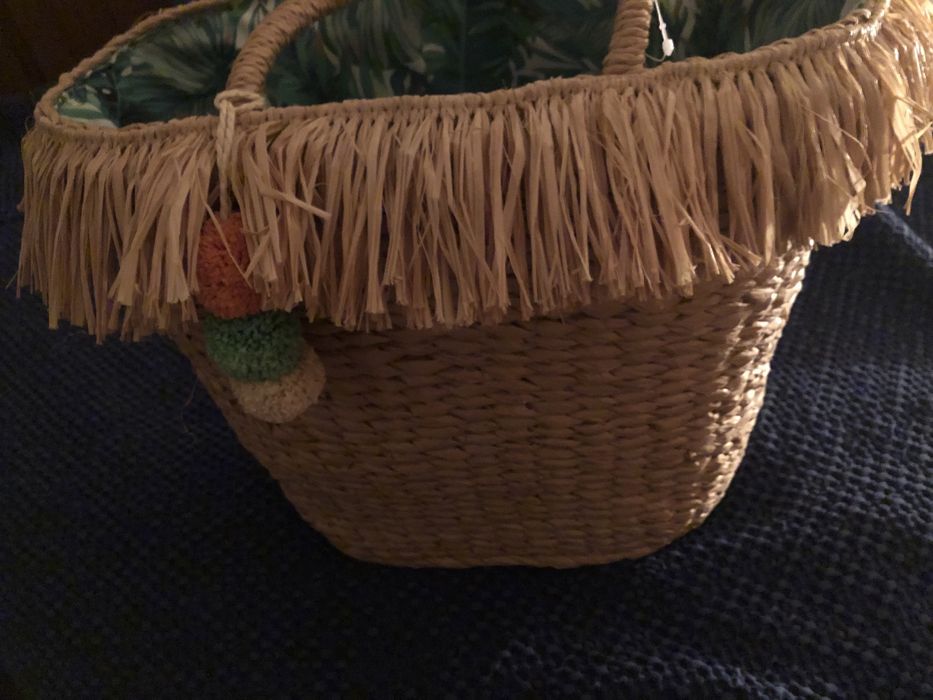 Cesto de praia, forrado com tecido , aperta com atilhos