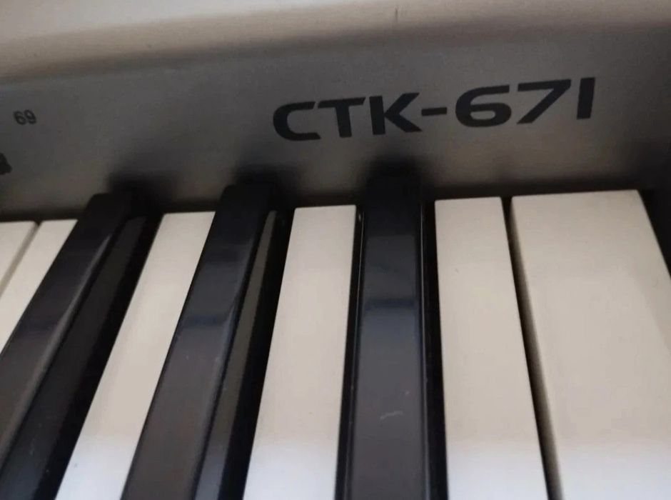 Teclado Casio CTK-671 com tripé