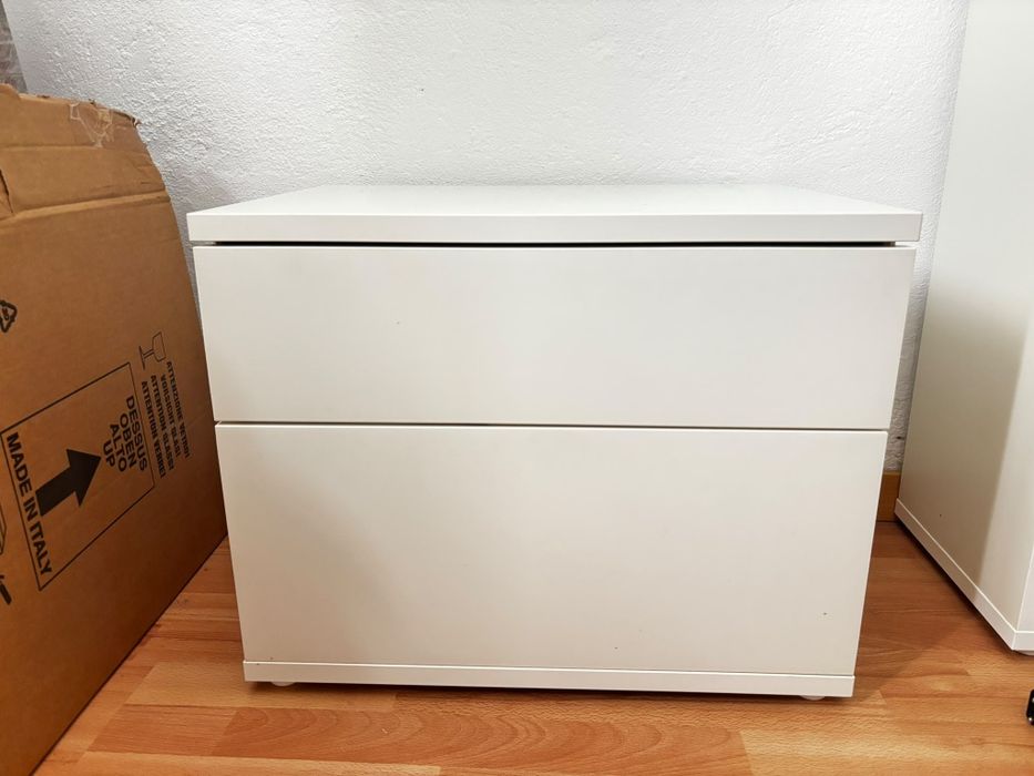 Mesa de cabeceira branca