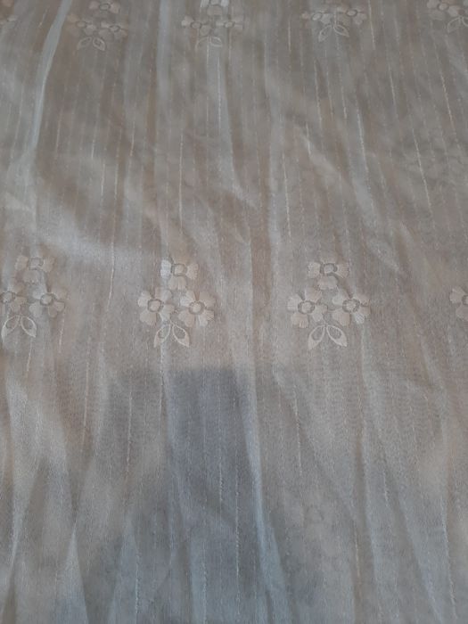 Vende se Cortinado inteiro cor branca com bordados de seda com flores